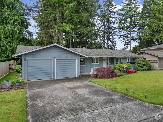 Building Photo - AVAILABLE NOW! RAMBLER W/HUGE FENCED BACK ... Rental