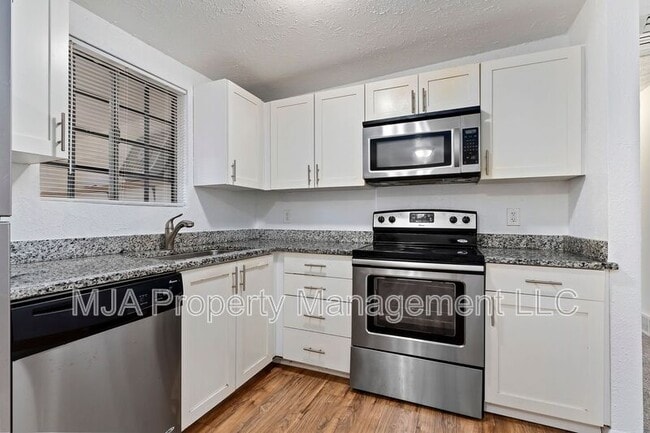 Photo - 443 Dorothea Way