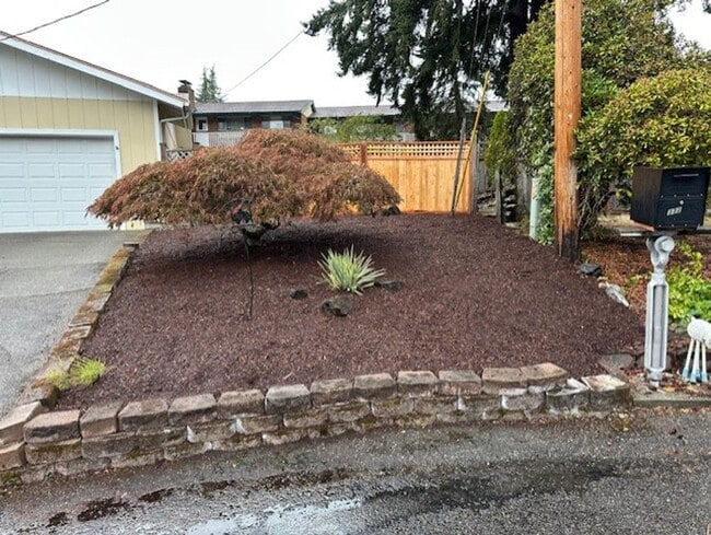 332 Thunderbird Ct SE