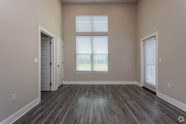 3BR, 2BA - 1,382SF