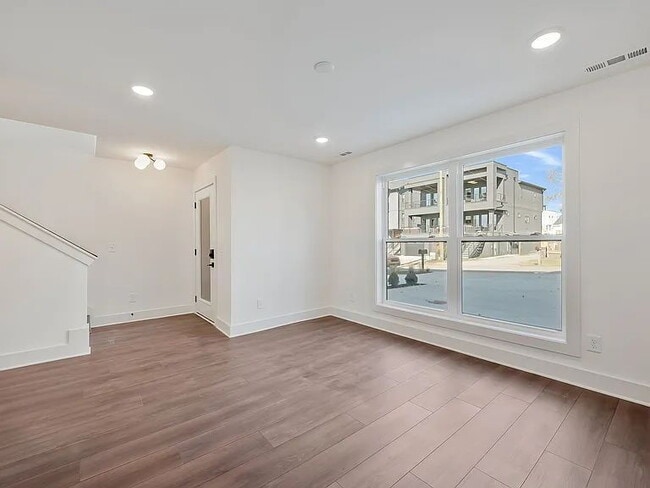 Photo - "Spacious 4-Bed Townhouse Oasis in Nashville – 2,500 Sq. Ft. of Modern Comfort!"