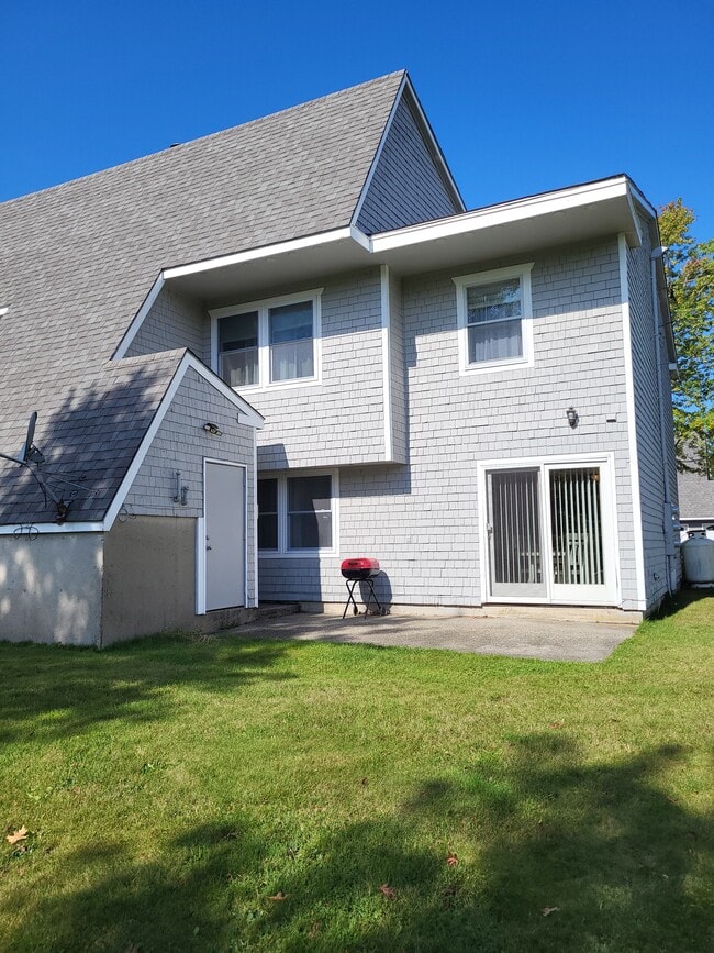Rear Patio - 18 Beachwood Bay Dr