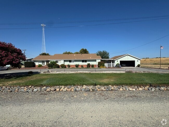 Building Photo - Beautiful 3 Bed / 2 Bath  on 1.8 Acres Ple... Rental