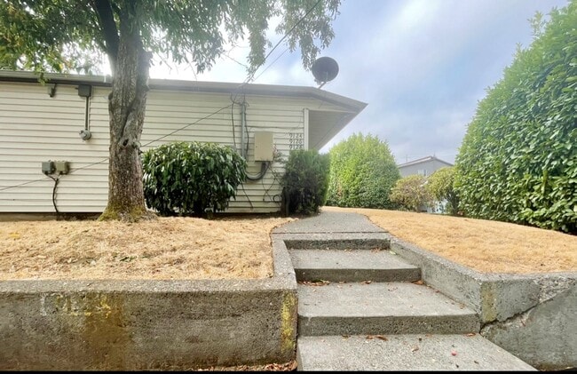 Building Photo - Newly Remodeled One Bedroom in Montavilla~... Unit 9124