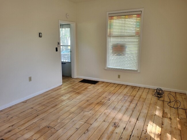 Photo - 688 W Tompkins St