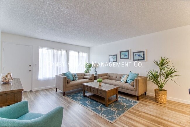 Photo - 5500 Ackerfield Ave Unidad #307