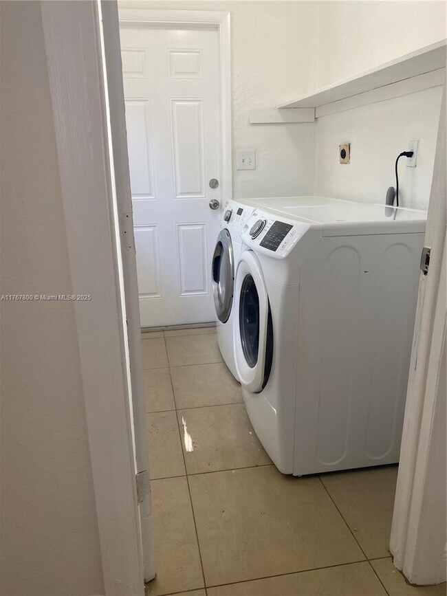 Photo - 2736 NW 15th Ct Apartment Unit 2