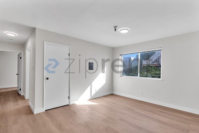 Building Photo - 790 7th Ave