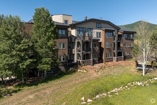 Building - Crestview Condominiums