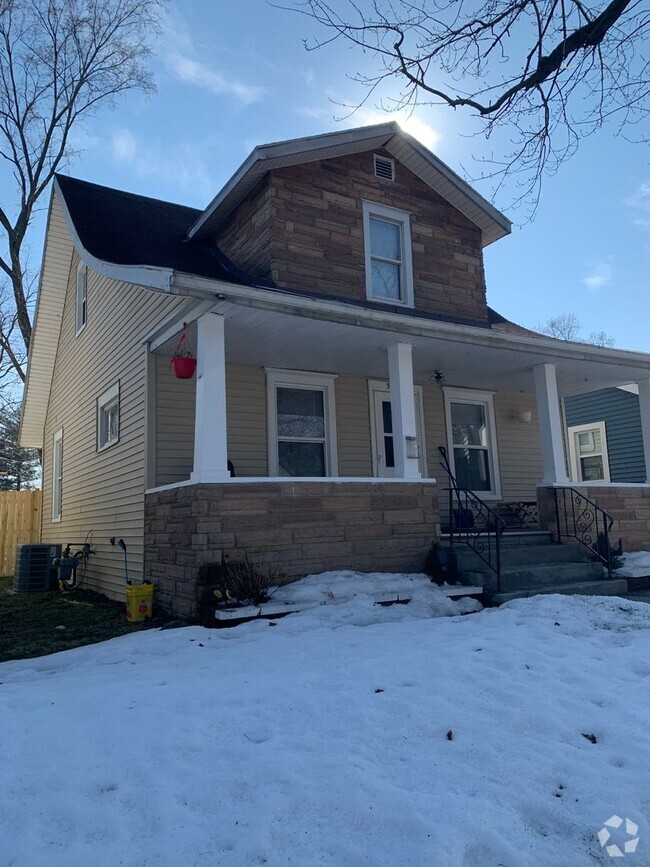 Building Photo - 2 (optional 3) bedroom house  down the str...