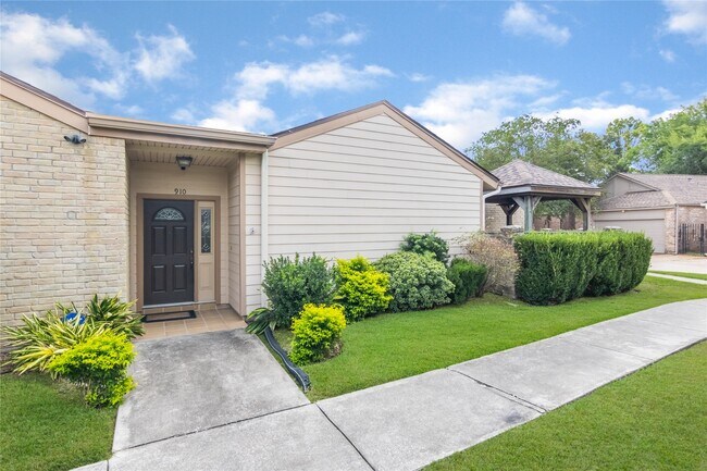 Photo - 910 Fleetwood Pl Dr
