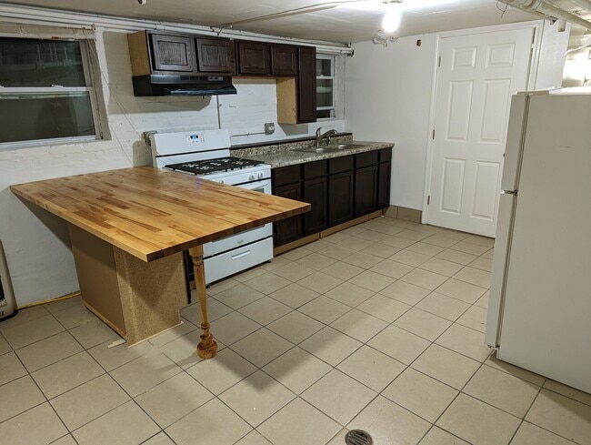 Building Photo - 4835 W Cornelia Ave Unit Basement