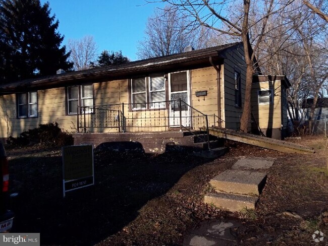 Building Photo - 239 Seneca Ave Rental