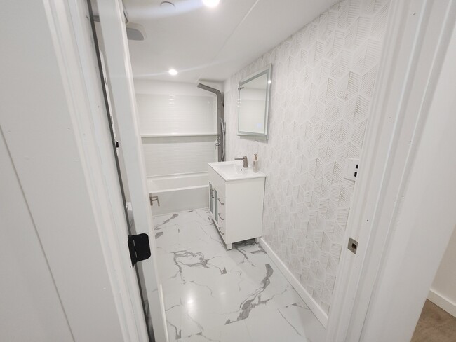 Shared bathroom - 4 Woodville Ter Unit 3