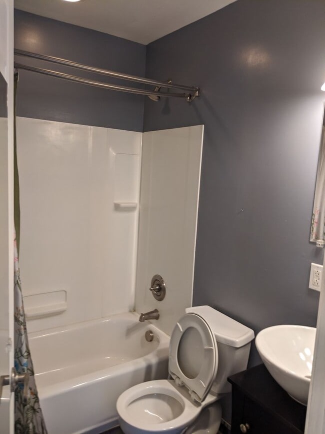 South Oakland Large and renovated 3 bedroo... - South Oakland Large and renovated 3 bedroo... Unit 2