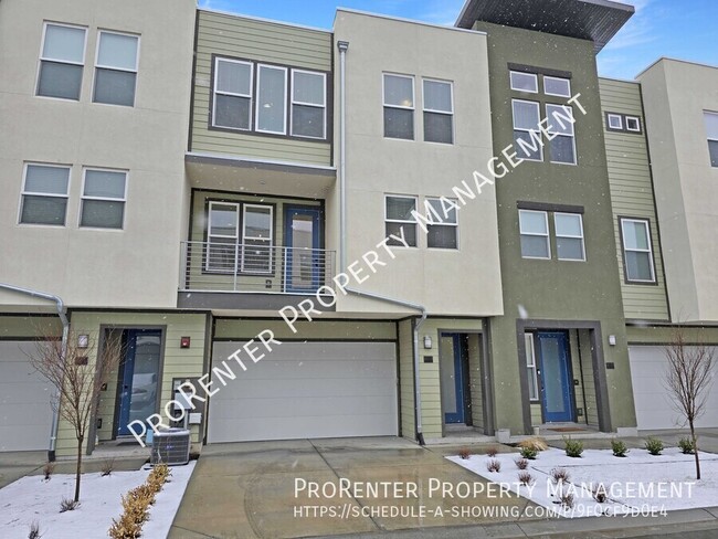 Like New 2 Bed, 2.5 Bath Townhome - Like New 2 Bed, 2.5 Bath Townhome