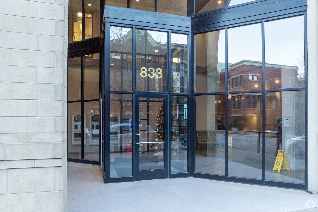 Entrance 836 - 815-833 W 15th Pl