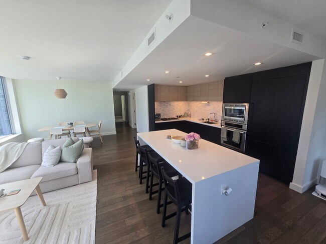 Photo - Savina by Bosa - Built 2020 - Bay & Downtown Views - 2 Parking Spots Unit 1304