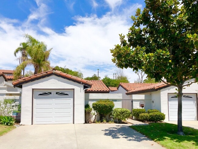Building Photo - Sweet Single-Story, Completely Detached, in the Picturesque Fallbrook Village HOA Community!