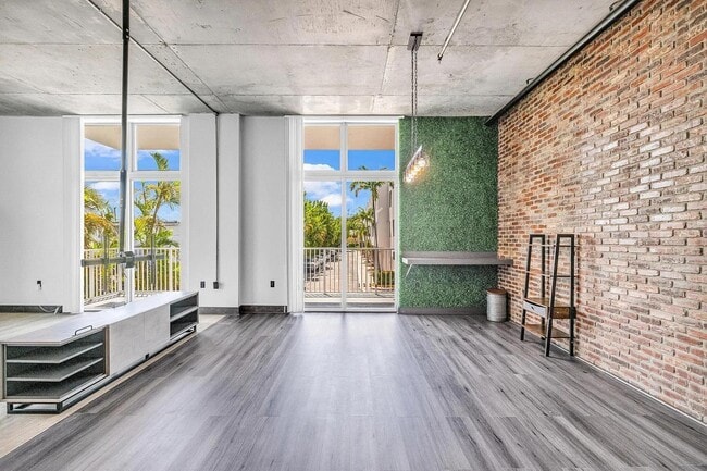 Photo - 2100 Van Buren St Unidad 203