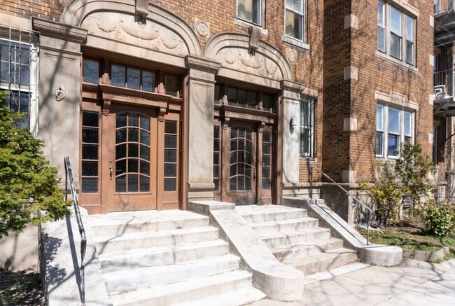 Building Photo - 2017 Commonwealth Ave Unit 5