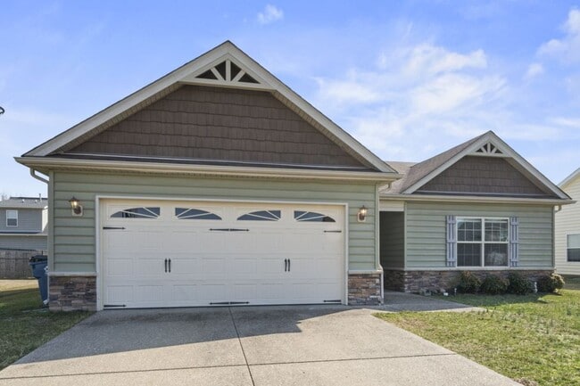 Building Photo - 3 bedroom 2 bath house for rent in abeautiful neighborhood.