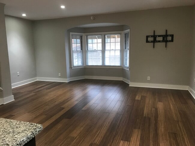 El ventanal da a la calle principal. - 626 S Main St Unidad Apt 2