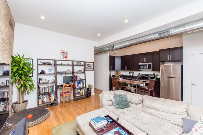 Photo - Condo Quality 1Bed/1 Bath in Hot Bucktown/Wicker Park Location! Central Air & In-Unit Laundry! Unit 1F