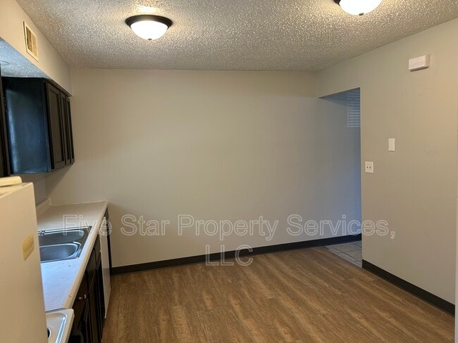 Photo - Lake Shore Apartments