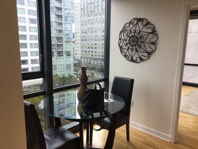 Dining area with stunning views - 260 King St Unit 669
