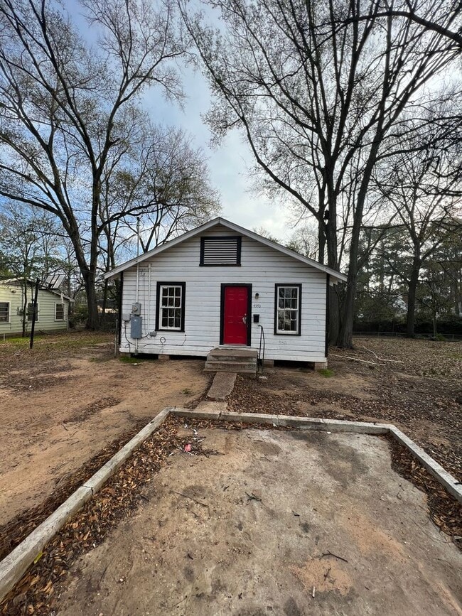 Building Photo - 3 Bedroom ready to go with Central Air and Heat!!