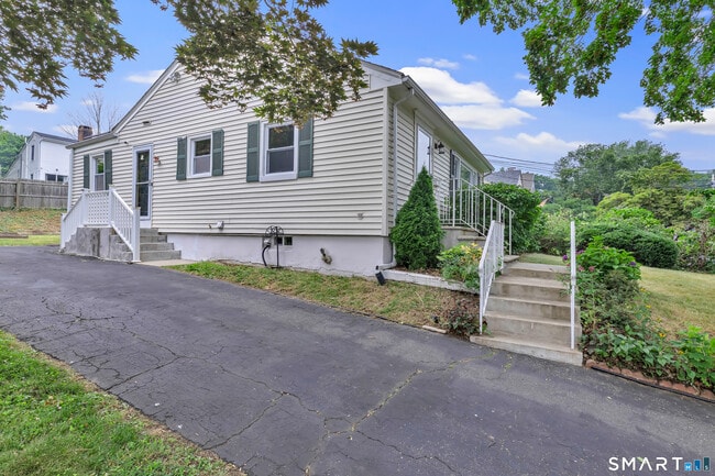 Photo - 215 Bennett St