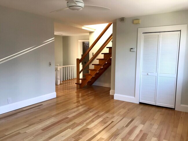 Living room - 13 Smith Ave Unit 2