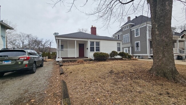 Building Photo - Great Location! Available NOW!