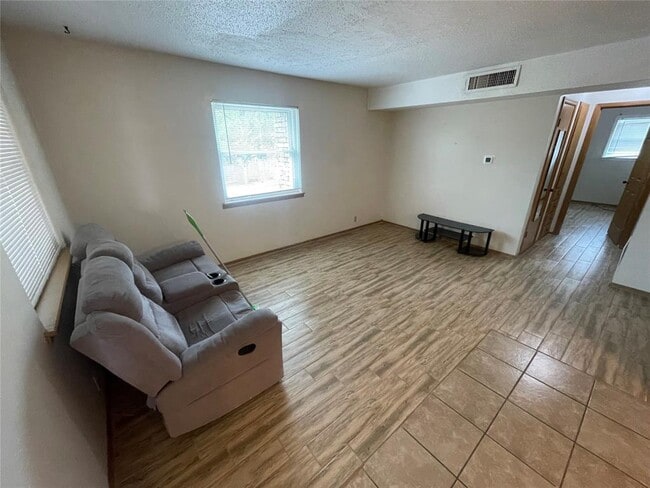 Photo - 716 N Elm St