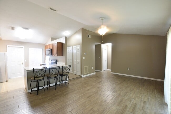 Photo - 870 Farrington Dr