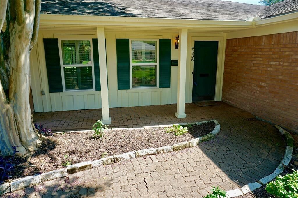 Photo - 9538 Meadowglen Ln