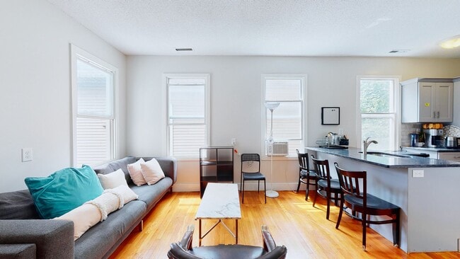 Photo - 6 Bedroom Apartment in Science Hill, close to downtown! (Laundry In Unit) Unit 2 - Penthouse Duplex