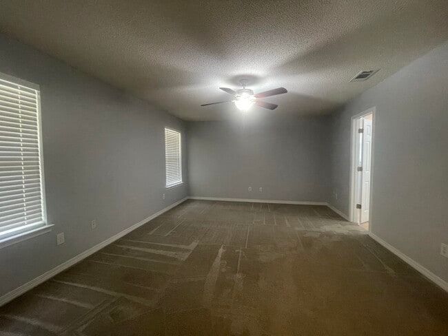 Photo - 212 Lustan Dr