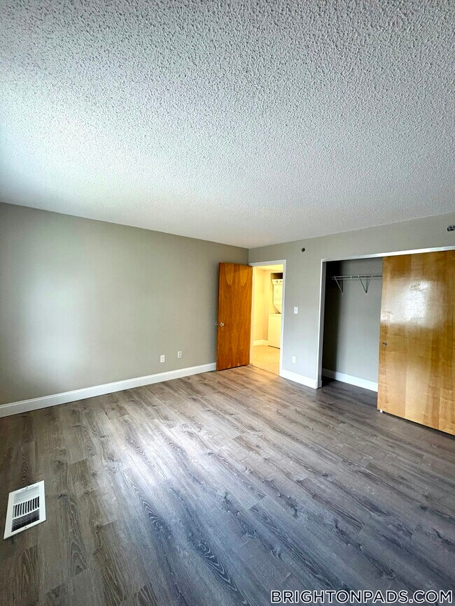 Photo - 150 N Beacon St Unidad A1