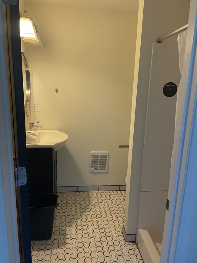 Bath - 412 Walnut Ave SE Unit A