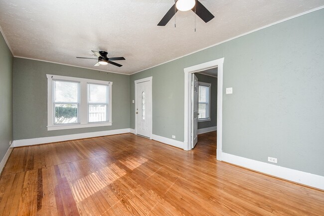 Photo - 8158 Niles St