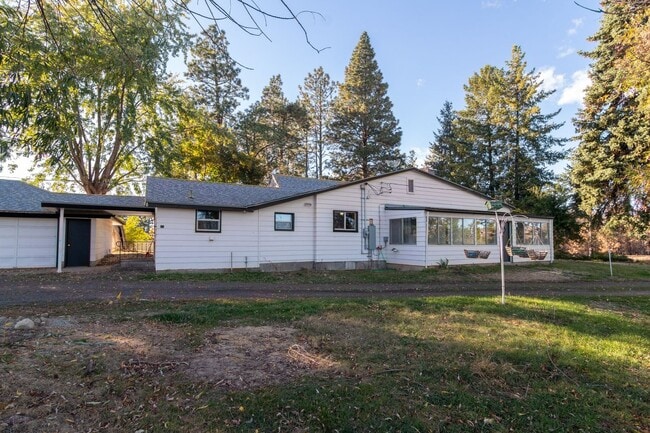 Building Photo - Quaint Farmhouse near Silverlake!