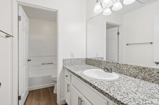 2BR, 1.5BA - 860SF - Bathroom