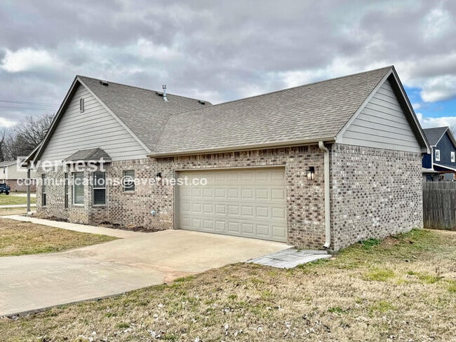 Photo - 321 E Redwood St