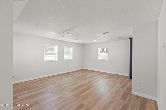 Photo - 223 19th St N