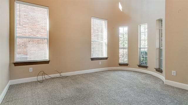 Photo - 8394 Fullerton St