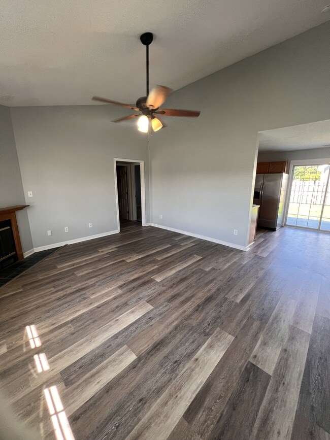 Photo - 105 Foxtrail Dr
