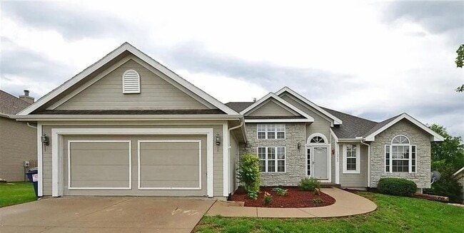 Building Photo - Stunning 4BR 5BA Home w/ Garage & Deck • Full Kitchen Suite • Deck in Platte City