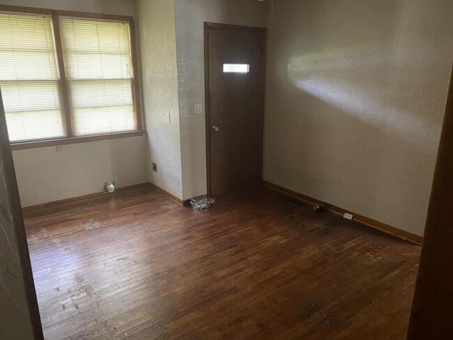 Photo - 405 E 3rd St